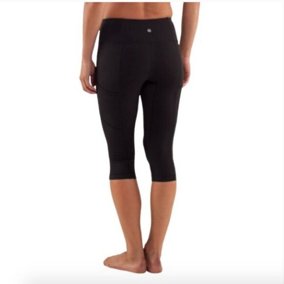 𝅺LULULEMON Discover Crop Size Size 4 - Picture 2 of 5